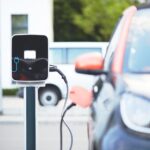 Statul trece la mobilitate verde: finanțări pentru vehicule electrice la SRI, STS și SPP