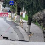 O stradă din Slănic Prahova s-a prăbuşit