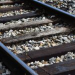 Circulație feroviară blocată între Izvoru Oltului și Voșlobeni după ce un copac a căzut peste un tren de marfă