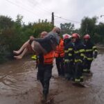 IGSU: Probleme în 12 județe și municipiul București – gospodării inundate, arborii doborâți și aluviuni pe DN-uri