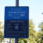 Parcarea gratuită în București rămâne doar pentru mașinile electrice. Hibridele plătesc de vineri