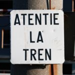 Două persoane au murit după ce un tren a lovit un autoturism în Oradea