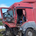 Trenul IR 1660 s-a ciocnit cu un TIR la Tutova: șoferul autotrenului, grav rănit