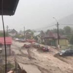 Prahova: Peste 20 de gospodării au fost inundate la Bușteni; forțele de intervenție au fost suplimentate