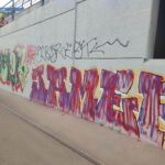 Graffiti-ul de pe Pasajul Basarab, curăţat după vandalizarea pereţilor proaspăt reabilitaţi